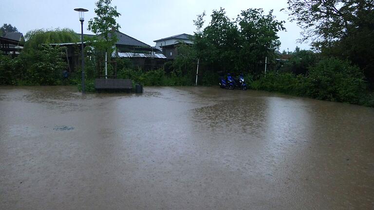 Der Parkplatz am Lendershäuser Tor in Hofheim stand ebenfalls unter Wasser.