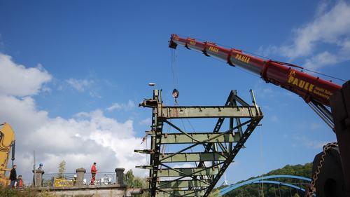 Galeriebildtext: Abbruch Segnitzer Mainbrücke 29. September 2010