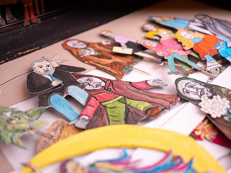 So sehen die Kulissen und Figuren für das Papiertheater aus, die Gabriele Brunsch eigenhändig gestaltet und anfertigt. So sehen die Kulissen und Figuren für das Papiertheater aus, die Gabriele Brunsch eigenhändig gestaltet und anfertigt.