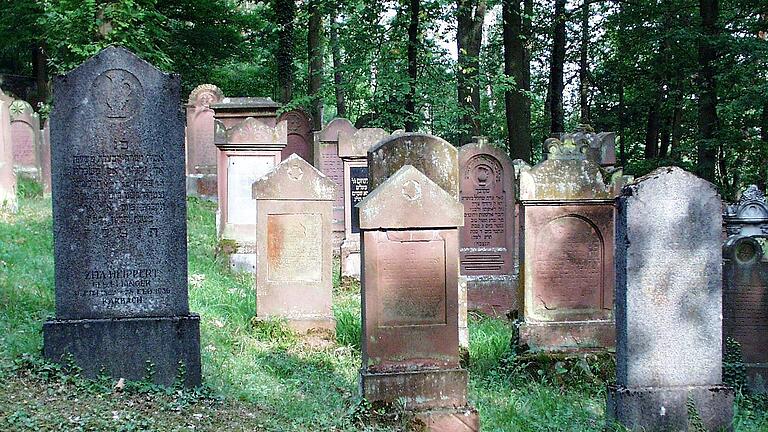 Auf dem jüdischen Friedhof von Karbach befinden sich die Grabsteine für Löb Adler und seine Familienmitglieder.