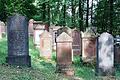 Auf dem jüdischen Friedhof von Karbach befinden sich die Grabsteine für Löb Adler und seine Familienmitglieder.