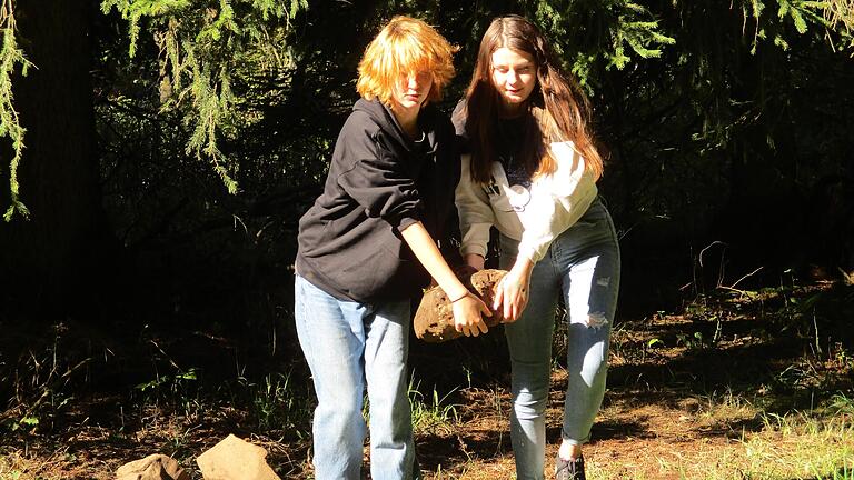 Tatkräftig packten die Mädchen (hier von links): Sofia Erlich und Michelle Göpfert) mit Bärenkräften bei den Aufräum- und Pflegearbeiten am Umweltbildungshaus des Naturparks- und Biosphärenreservats Bayerische Rhön e. V. mit an.