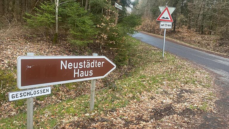 Das Neustädter Haus als beliebter Treffpunkt für Rhön-Besucher ist weiterhin ausgeschildert. Ein neues Zusatzschild macht nun aber klar, dass das Ausflugsziel selbst geschlossen ist.&nbsp;