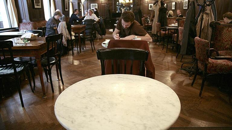 Nichtrauchertische im Wiener Kaffeehaus Sperl       -  Nachfolger gesucht:Auch das Café Sperl blicktin eine ungewisse Zukunft.Foto: Christian Fürst, dpa