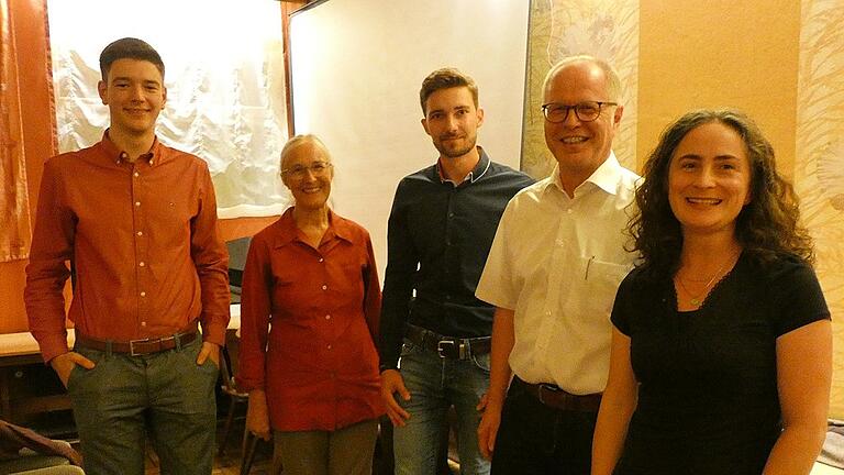 Dr. Cornelia Waldmann-Selsam (2. von links), Referentin beim Informationsabend zum geplanten Sendemasten in Stockheim, mit den Mitgliedern der Bürgerinitiative (von links) Silas Weigand, Alexander Bauer, Veranstaltungsleiter Jürgen Geyer und Sabine Tzscheutschler Dr. Cornelia Waldmann-Selsam (2. von links), Referentin beim Informationsabend zum geplanten Sendemasten in Stockheim, mit den Mitgliedern der Bürgerinitiative (von links) Silas Weigand, Alexander Bauer, Veranstaltungsleiter Jürgen Geyer und Sabine Tzscheutschler