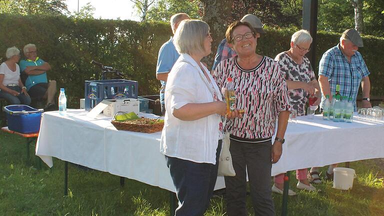 Nach dem Caritas-Dankgottesdienst am Findelberg hatten die Ehrenamtlichen reichlich Gelegenheit, ins Gespräch zu kommen. Nach dem Caritas-Dankgottesdienst am Findelberg hatten die Ehrenamtlichen reichlich Gelegenheit, ins Gespräch zu kommen.