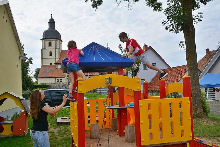 Einmal wie ein Dachdecker bis ganz nach oben. Am Spielplatz in Kleinbardorf ist das möglich. Einmal wie ein Dachdecker bis ganz nach oben. Am Spielplatz in Kleinbardorf ist das möglich.