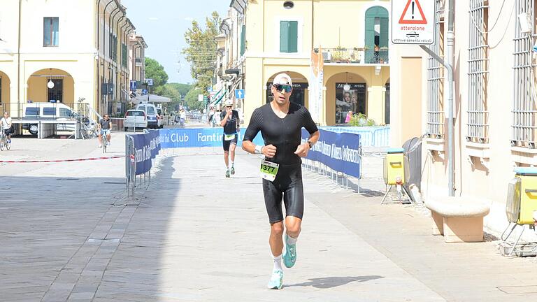 Vier Runden à gut zehn Kilometer im italienischen Küstenort Cervia: Den Marathon bewältigte David Kiesel in 3:16:23 Stunden. Vier Runden à gut zehn Kilometer im italienischen Küstenort Cervia: Den Marathon bewältigte David Kiesel in 3:16:23 Stunden.
