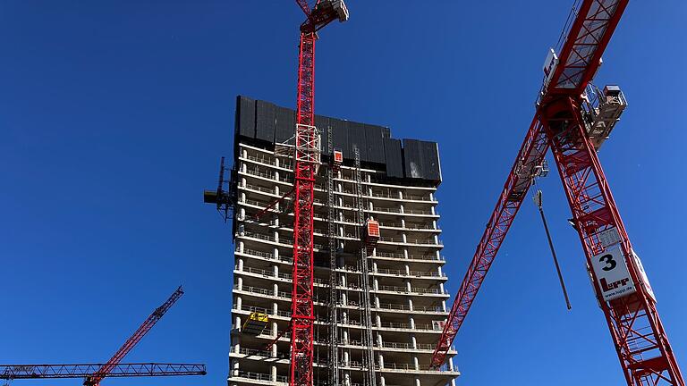 Baustelle am Elbtower.jpeg       -  Die deutsche Wirtschaft wird nach einer Prognose der EU-Kommission in diesem Jahr noch langsamer wachsen als zuletzt erwartet.