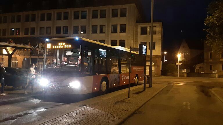 Ein Bus am Bahnhof in Bad Mergentheim: Der Busergänzungsverkehr verkehrt von 21 bis 24 Uhr im Stundentakt zwischen Crailsheim und Wertheim.