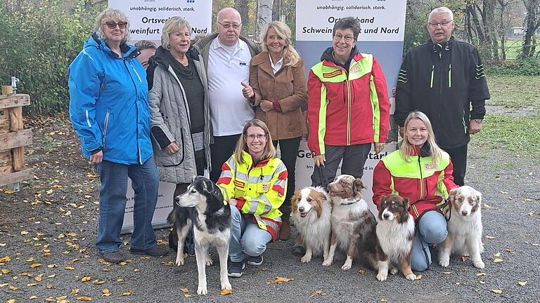 Auf dem Foto von links: Sabine Eitner, Rita Freimuth, Lothar Kreile, Sigrid ‚Geschke (alle VdK), Andrea Schlegel (ASB Rettungshundestaffel), Gerhard Treutlein (VdK), vorne: Christina Issing, Meagan Walls (beide ASB Rettungshundestaffel).