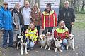 Auf dem Foto von links: Sabine Eitner, Rita Freimuth, Lothar Kreile, Sigrid ‚Geschke (alle VdK), Andrea Schlegel (ASB Rettungshundestaffel), Gerhard Treutlein (VdK), vorne: Christina Issing, Meagan Walls (beide ASB Rettungshundestaffel).