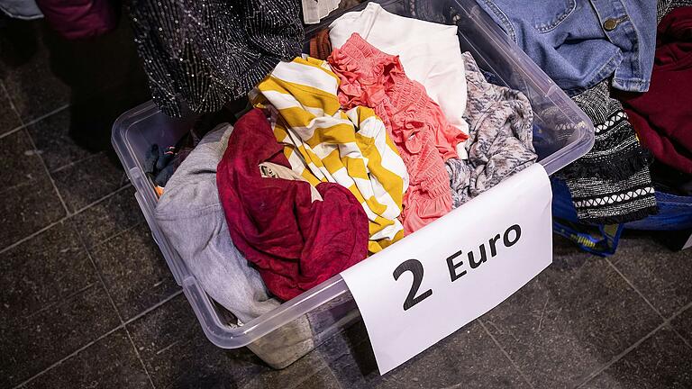 Neue Kleidung, auch in mehrfacher Ausführung, finden die Besucher des Zwillings-Second-Hand-Basar in Giebelstadt (Symbolbild). Neue Kleidung, auch in mehrfacher Ausführung, finden die Besucher des Zwillings-Second-Hand-Basar in Giebelstadt (Symbolbild).