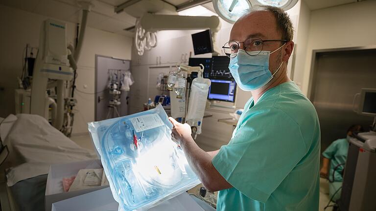 Dr. Michael Unzicker zeigt im Herzkatheter-Labor des Leopoldina-Krankenhauses eine Herzpumpe.&nbsp;