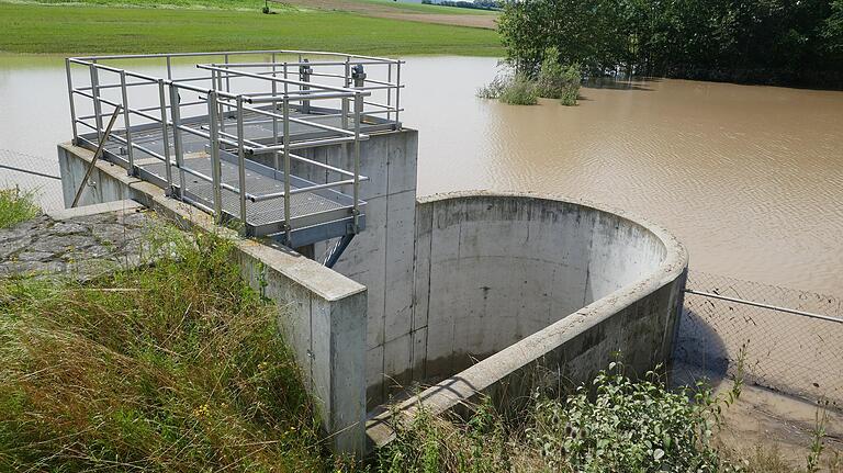 Samstag, der Tag nach den schweren Unwettern in Franken: In Knetzgau hat sich die Lage am Stauwerk westlich der Autobahn entspannt, der Wasserstand ist gesunken, kein Wasser fließt mehr unkontrolliert über den Damm.