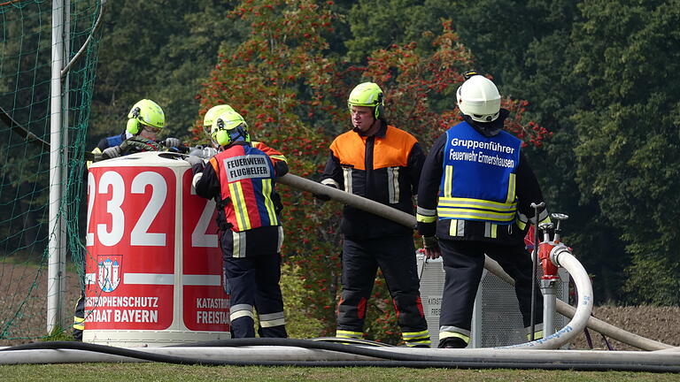 Gemeinsame Großübung: Die Flughelfer der Feuerwehr Bischofsheim befüllten zusammen mit den Kameraden der Feuerwehr Ermershausen den Löschwasserbehälter des Hubschraubers.