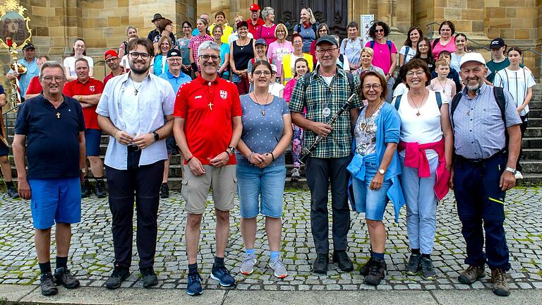 Die Geehrten für mehrmalige Teilnahme bei der Wallfahrt&nbsp; (von links): Wallfahrtsführer Gerhard Böhm mit Yannik Bauer (14), Martin Förster (14), Martina Gunkel (7), Matthias Götz 25), Barbara Helbig-Holzinger (14), Roswitha und Josef Keller (14).