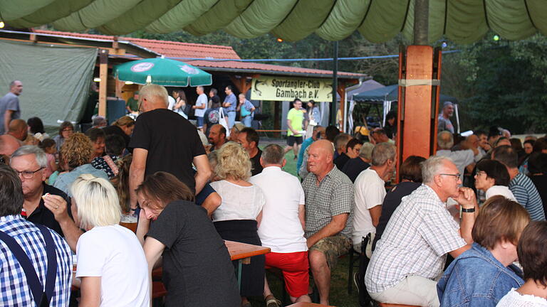 Idyllisch im Grünen sitzen und Fisch, allen voran Steckerlfisch genießen oder im Zelt das Kuchen- und Tortenbüffet plündern - das lockte beim Seefest des Sportangler-Clubs Gambach wieder 1000ende Besucher an.