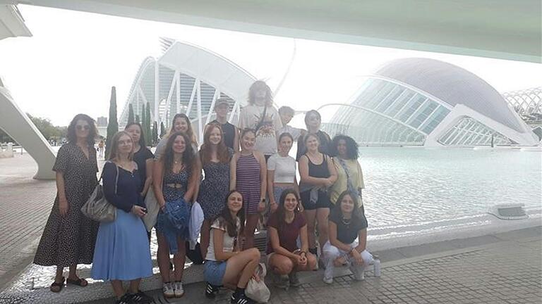 Die Jugendlichen zusammen mit ihrer Lehrerin Lisa Bergmann in der Ciudad de las Artes y Ciencias in Valencia.