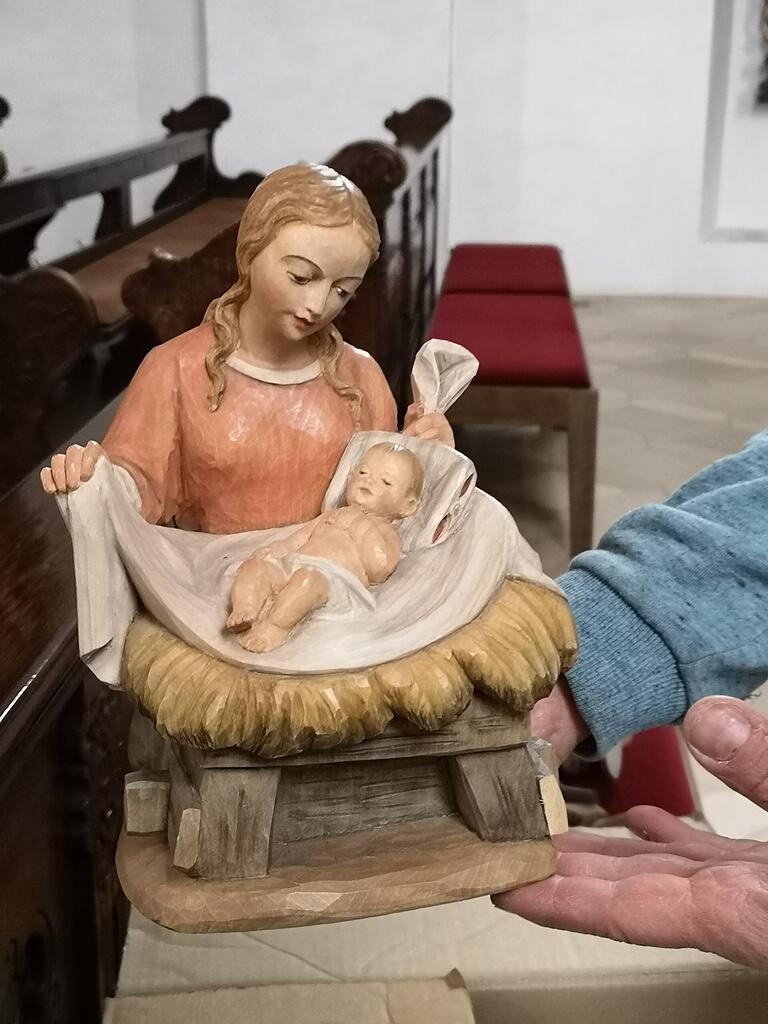 Noch muss die Figur der Maria mit dem Jesukind warten. Sie darf erst am Heiligen Abend auf die Krippenlandschaft.