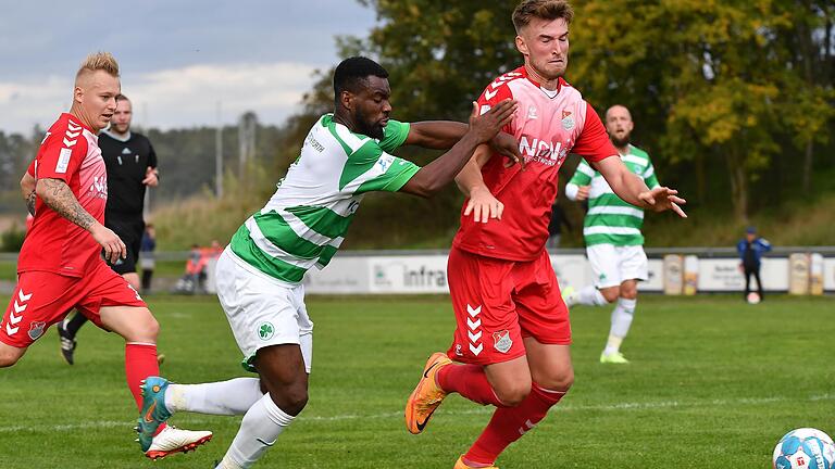 Profi-Leihgabe Afimico Pululu (Mitte) bereitete dem TSV Aubstadt (rechts Tim Hüttl , links Jens Trunk) einige Probleme beim Auswärtsspiel bei der SpVgg Greuther Fürth II.