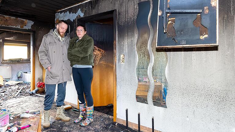 Nicole und Andreas Hußeneder stehen in ihrer ausgebrannten Wohnung in Wegfurt. Das Feuer hatte sich vom Spitzboden aus in das darunter liegende Geschoss ausgebreitet. Nicole und Andreas Hußeneder stehen in ihrer ausgebrannten Wohnung in Wegfurt. Das Feuer hatte sich vom Spitzboden aus in das darunter liegende Geschoss ausgebreitet.