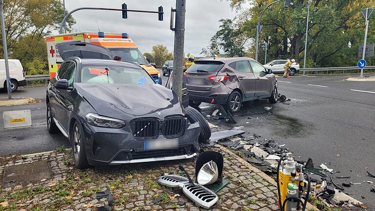 An der Kreuzung zwischen Zeil und Sand kam es nach dem Unfall am Donnerstagnachmittag für rund zwei Stunden zu teils erheblichen Verkehrsbehinderungen.