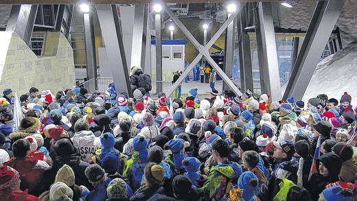 Schlange stehen: Wer bei Olympia dabei sein will, muss viel Zeit und Geduld mitbringen.