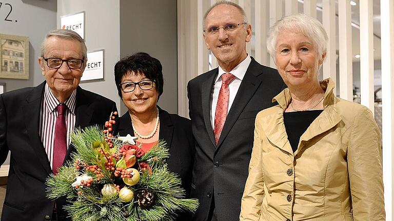 Ein Pecht-Ära ging zu Ende: Franz (links) und Heidi Pecht verabschiedeten den Geschäftsführer Horst Dömling in den Ruhestand. Dömlings Ehefrau Rosi freute sich über einen Blumenstrauß.