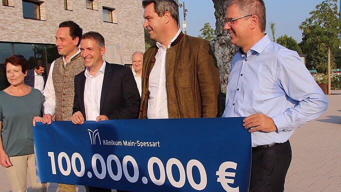 Das Dankeschön des Klinikums Main-Spessart für die Finanzierung der neuen Klinik in Lohr: (von links) Pflegedirektorin Gabriele Frings, Bürgermeister Mario Paul, Landtagsabgeordneter Thorsten Schwab, Ministerpräsident Markus Söder und Klinikreferent Gregor Bett. Das Dankeschön des Klinikums Main-Spessart für die Finanzierung der neuen Klinik in Lohr: (von links) Pflegedirektorin Gabriele Frings, Bürgermeister Mario Paul, Landtagsabgeordneter Thorsten Schwab, Ministerpräsident Markus Söder und Klinikreferent Gregor Bett.