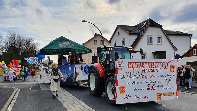 Dem Wirtshaussterben war ein Themenwagen beim Hausener Faschingszug gewidmet. Bernd Czelustek       -  Dem Wirtshaussterben war ein Themenwagen beim Hausener Faschingszug gewidmet. Bernd Czelustek