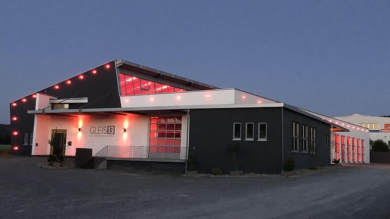 Bei der bundesweiten Aktion 'Night of Light' leuchtete zuletzt auch das Gleis 13 in Niederlauer im mahnenden Rot, um auf die coronabedingte Misere in der Veranstaltungsbranche aufmerksam zu machen. Nun ist bekannt geworden, dass das Gleis 13 verkauft werden soll.&nbsp;