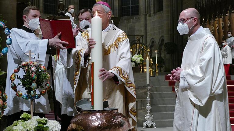 Zur Osternacht im Bamberger Dom mit Erzbischof Ludwig Schick gehörte auch die Weihe der Osterkerze.