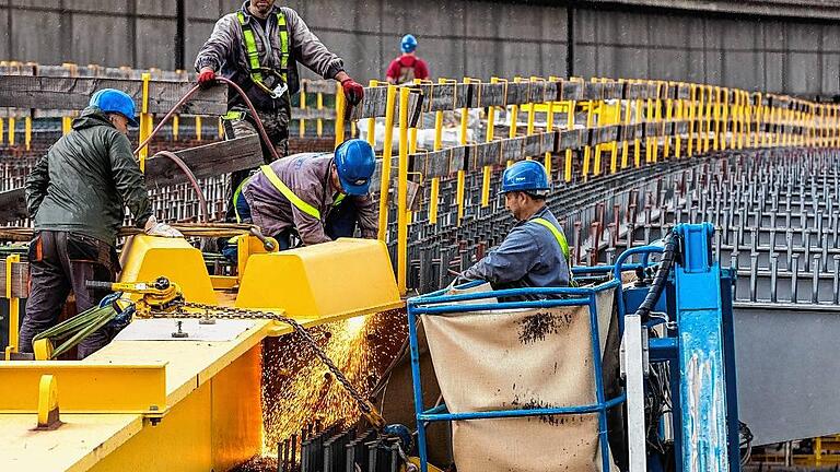 Mit Schneidbrennern wurde der Vorbauschnabel entfernt und dann mit einem großen Kran weggehoben. Anschließend erfolgte der Verschub der letzten 20 Meter Brücke.