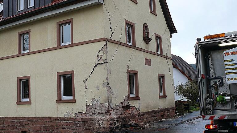 Einsturzgefahr besteht nach dem Anprall eines Lastwagens für dieses frische renovierte Haus in der Ortsdurchfahrt von Obersinn (Lkr. Main-Spessart).