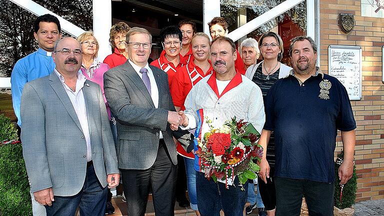 Seit Samstag hat Wülfershausen wieder eine Metzgerei: Zum Gratulieren kamen neben Bürgermeister Wolfgang Seifert auch die Hausherren Adolf Grund (links), Jürgen Grund (rechts) und Kerstin Meckel (zweite Reihe, rechts), sowie Pfarrer Pater Silvester Ottaplackal (zweite Reihe, links). Seit Samstag hat Wülfershausen wieder eine Metzgerei: Zum Gratulieren kamen neben Bürgermeister Wolfgang Seifert auch die Hausherren Adolf Grund (links), Jürgen Grund (rechts) und Kerstin Meckel (zweite Reihe, rechts), sowie Pfarrer Pater Silvester Ottaplackal (zweite Reihe, links).