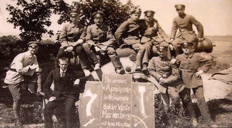 Angehörige des Freikorps Würzburg bildeten nach dessen Auflösung unbewaffnete&nbsp;Gruppierungen, wie hier die 'Apachen', die sich auf der Festung Marienberg auf einer alten Kanone zum Fototermin postierten.