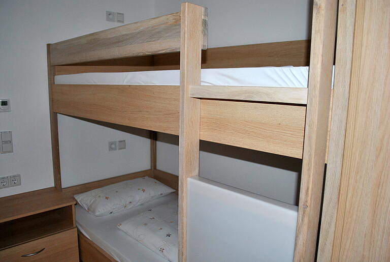 Zwei Stockbetten und ein wandelbares Einzelbett: Jede Mutter kann hier bis zu drei Kinder unterbringen. Zwei Stockbetten und ein wandelbares Einzelbett: Jede Mutter kann hier bis zu drei Kinder unterbringen.
