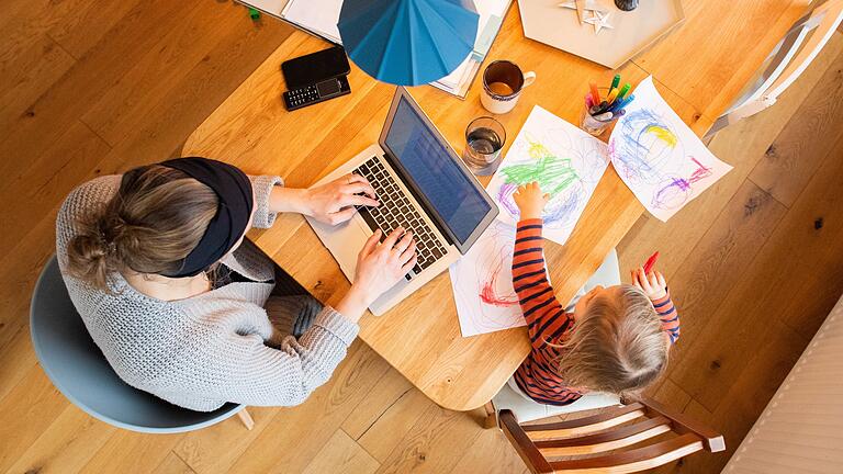 Wir haben uns angewöhnt, die Arbeit zuhause als 'Homeoffice' zu bezeichnen. Englische Muttersprachler kennen den Begriff nicht in dieser Bedeutung.