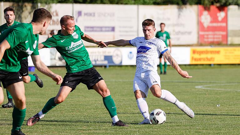 Spielertrainer Thomas Cäsar (Schwebenried, Mitte, hier gegen Rimpar) unterlag mit seiner Mannschaft in Aschaffenburg.