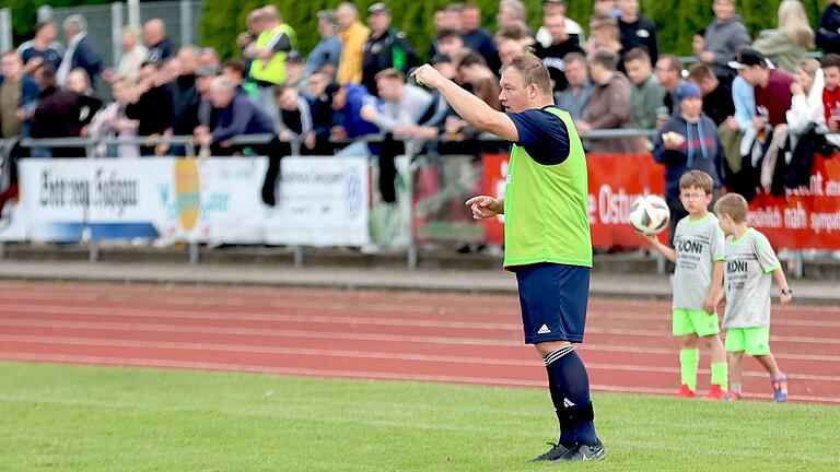 War völlig bedient nach dem Spielabbruch beim SC Hesselbach: Ebelsbachs Spielertrainer Clemens Haub, hier beim Relegationsspiel gegen Rödelmaier im Mai.