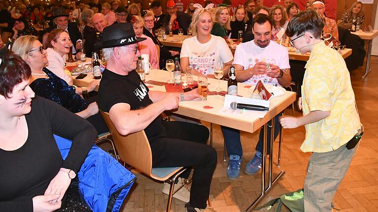 Nachwuchs-Büttenredner Liam Leicht nahm Bürgermeister Michael Werner mit in sein heiteres Programm auf
