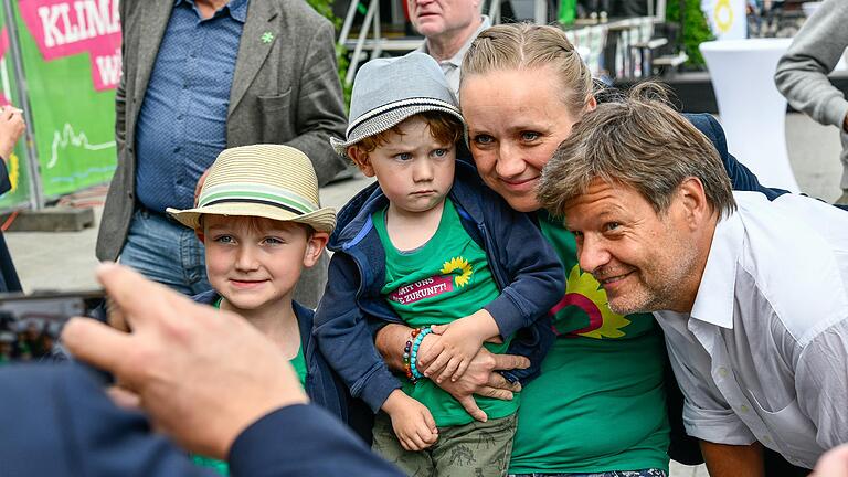 Selfies mit Robert Habeck waren am Marktplatz gefragt.