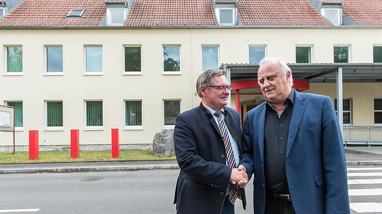 Sie waren sich einig nach der Besichtigung des Anker-Zentrums in Geldersheim, dass diese Einrichtungen 'bundesweiten Vorbildcharakter' haben. Dafür ernten Bayerns Innenstaatssekretär Gerhard Eck (links) und Saarlands Innenminister Klaus Bouillon nun heftige Kritik vom Würzburger Flüchtlingsrat.&nbsp;