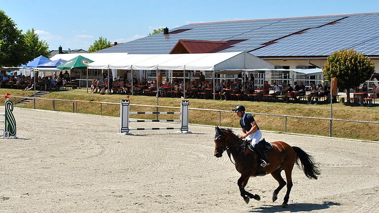 Viele Zuschauer, schöne Pferde und gute Leistungen gab es beim Reitturnier in Großbardorf.