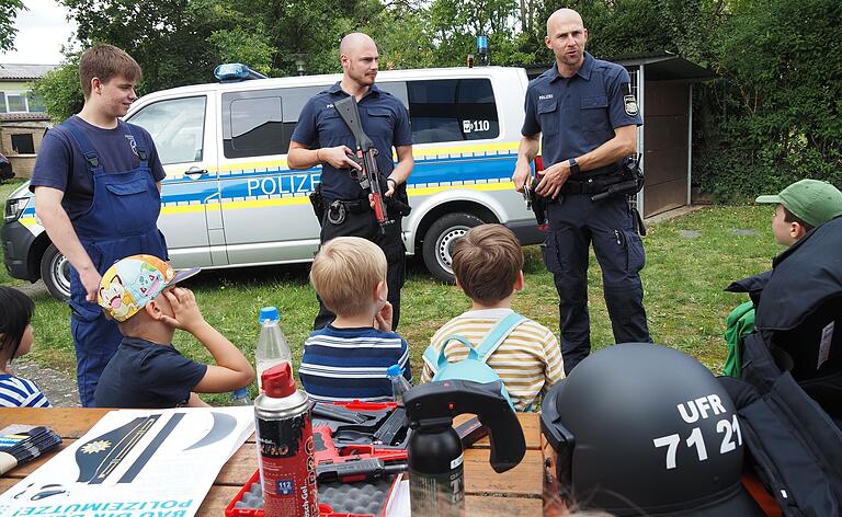 Der Zentrale Einsatzdienst der Schweinfurter Polizei greift lieber (und weit öfter) zu den Handschellen als zum Holster.