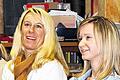 Neue Begleiter in der Sekundarstufe       -  (one)   Gleich drei neue Begleiter ergänzen seit Schuljahresbeginn in der Sekundarstufe das Team der Freien Aktiven Landschule. Janine Fuchs (rechts), Realschullehrerin, unterrichtet die Klasse acht bis neun. Tanja Schneider (links) ist schon seit letztem Jahr zuständig für den Englischunterricht. Benjamin Weber, Lehrer an der Mittelschule in Bad Königshofen, bereitet die Schüler der Klassen acht bis neun in Mathematik auf die Quali-Prüfung vor.