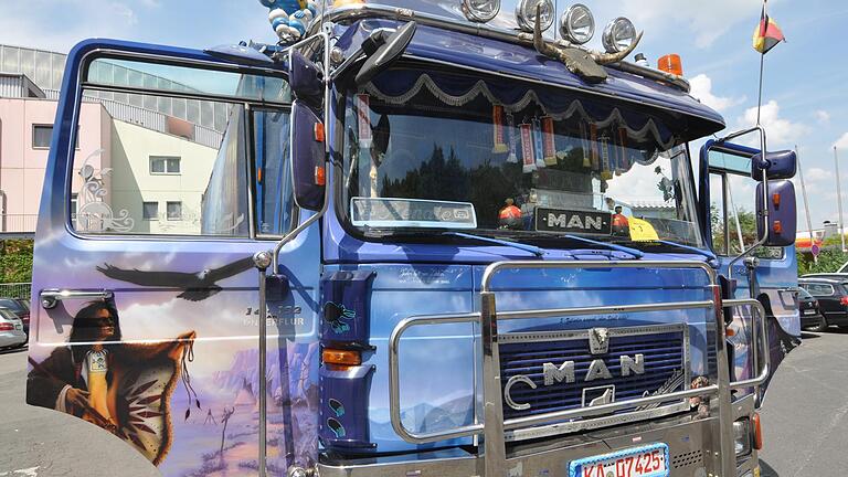 Truck Festival       -  Rund 700 Trucks und Lkw, sprich Tausende Tonnen Stahl, stehen auf dem Gelände des Autohofs Strohofers dicht nebeneinander und blitzen in der Sonne um die Wette.