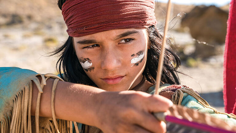 Der Film 'Der junge Häuptling Winnetou', der am 11. August in die Kinos kam, steht in der Kritik. Er bediene rassistische Vorurteile und nutze eine kolonialistische Erzählweise. Ravensburger nahm deshalb nach Kritik die zugehörigen Bücher aus dem Verkauf. Das sorgte für Schlagzeilen.