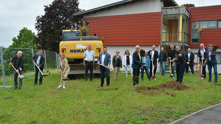 Beim Spatenstich im Juni 2021 ging man noch davon aus, dass der neue Schülerhort auf dem Schulberg von Bad Neustadt pünktlich zu Beginn des Schuljahres 2022/23 eröffnet werden kann. Ein Mangel an Personal im Handwerk und Lieferschwierigkeiten beim Material sorgen nun für eine Verzögerung.&nbsp;